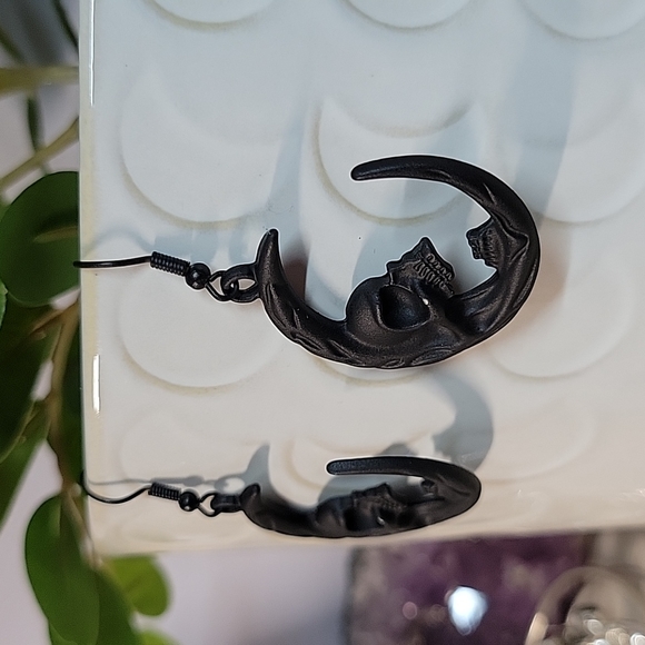 Screaming Skull Matte Black Crescent Moon Dangle Earrings, unisex - Picture 3 of 5